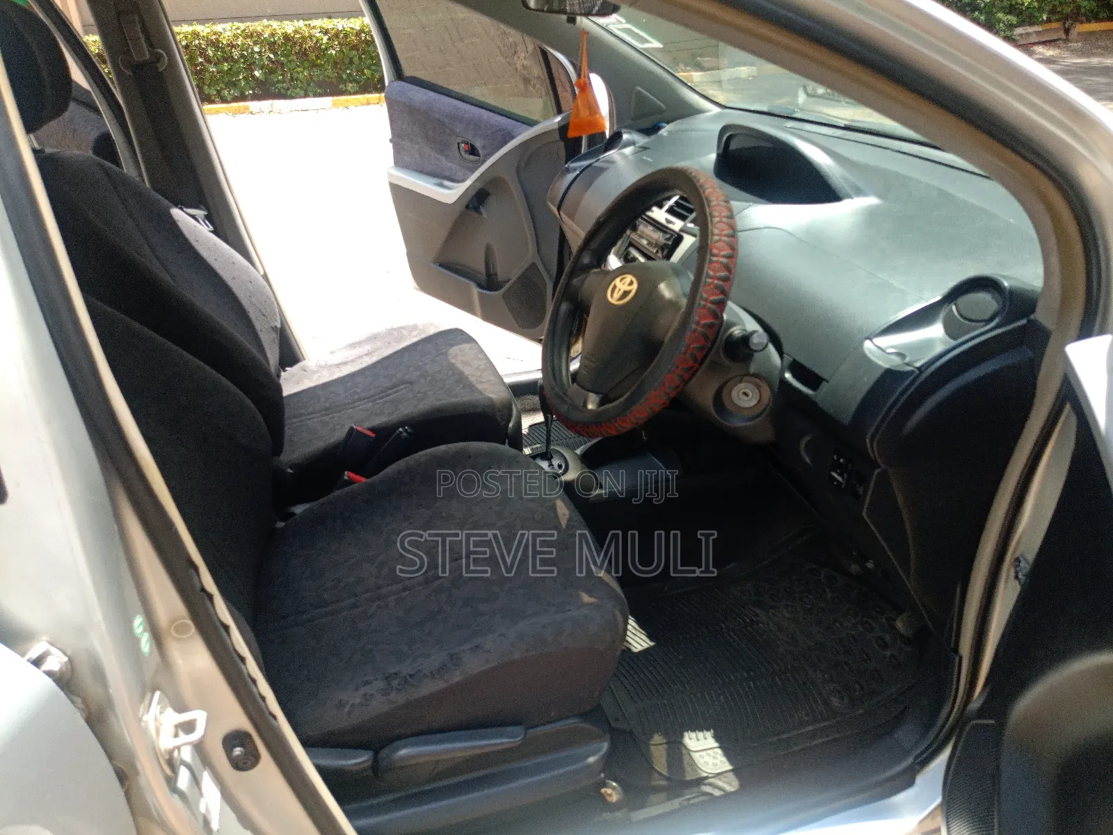 Toyota Vitz 1.3 FWD 5dr 2011 Silver