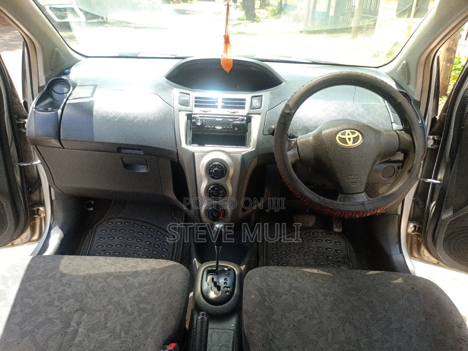 Toyota Vitz 1.3 FWD 5dr 2011 Silver