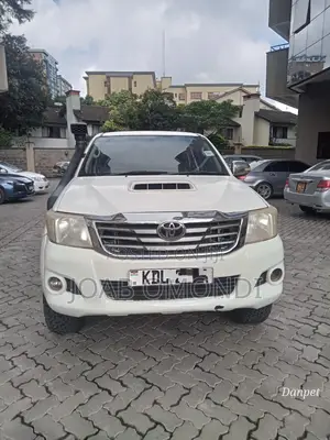 Toyota Hilux SR 4x4 2017 White