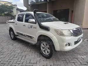 Toyota Hilux SR 4x4 2017 White