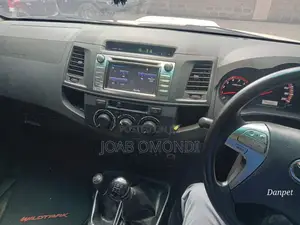 Toyota Hilux SR 4x4 2017 White