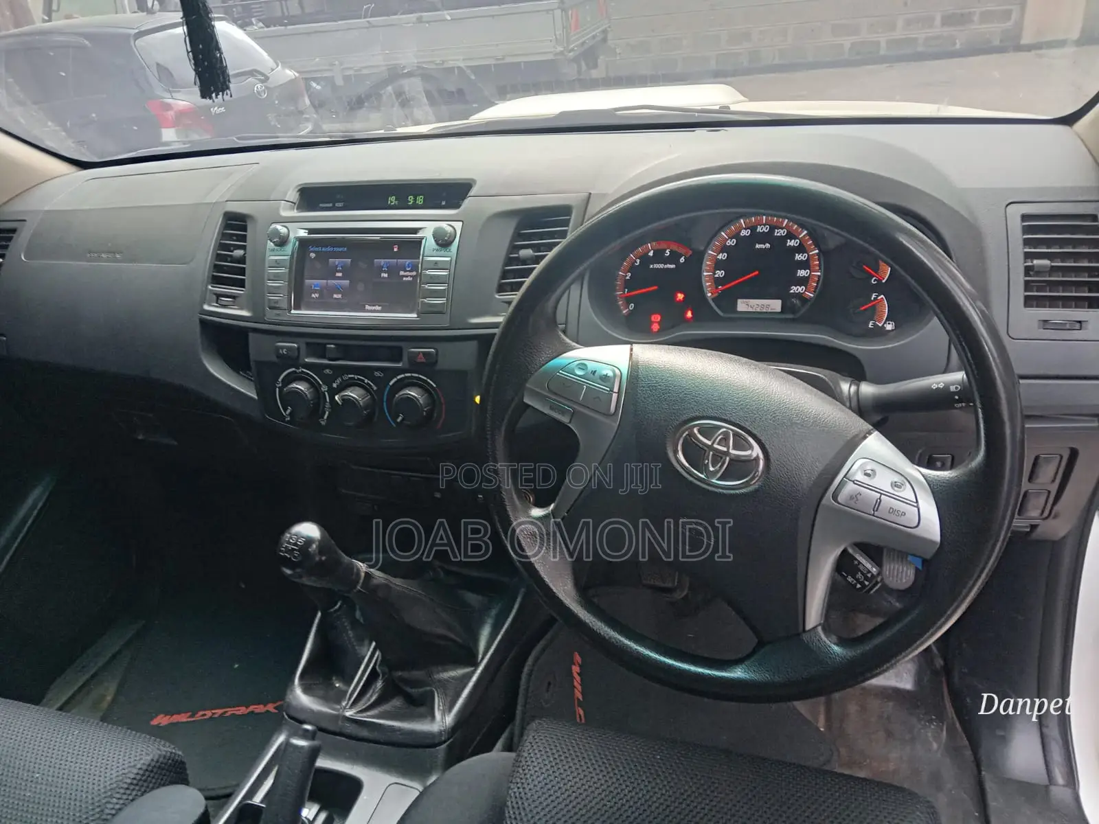 Toyota Hilux SR 4x4 2017 White