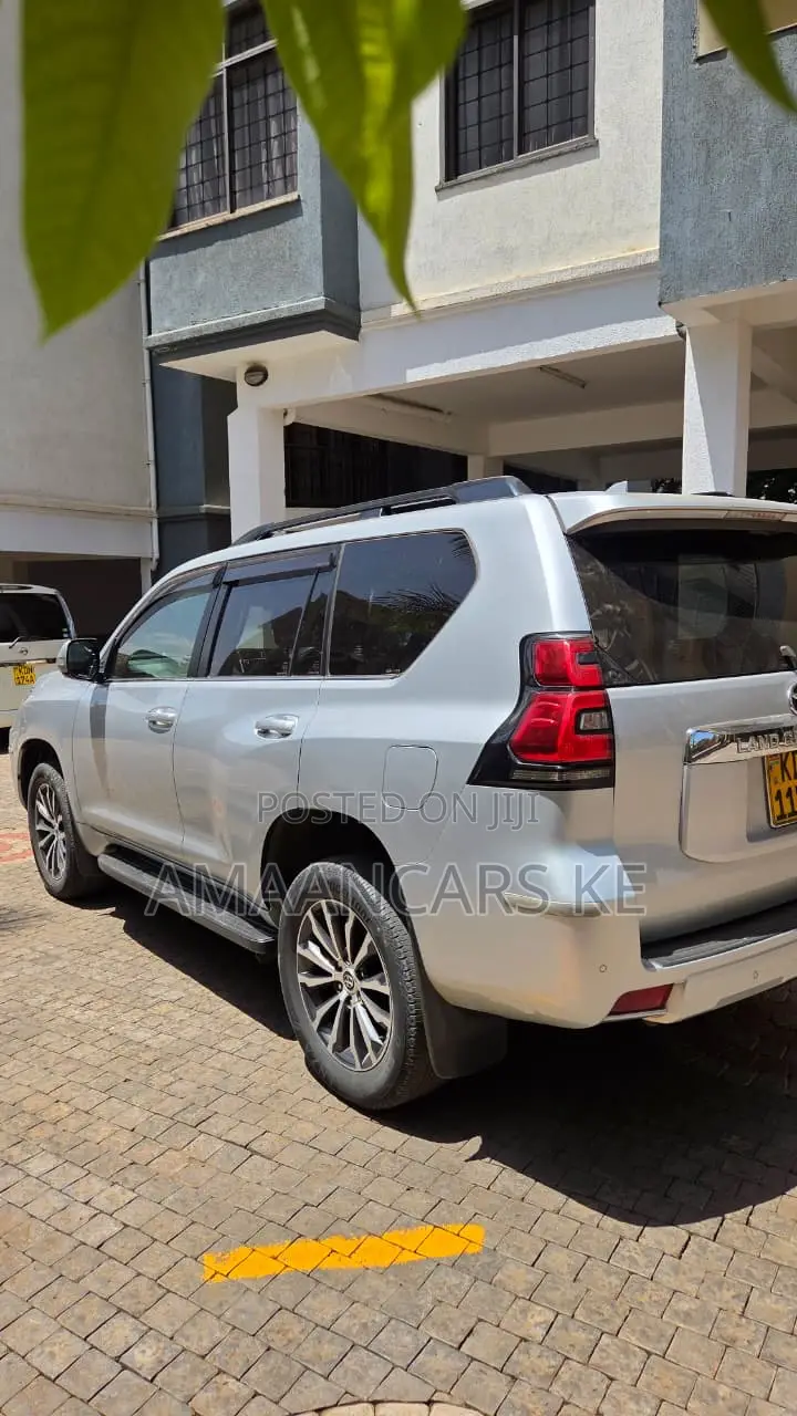 Toyota Land Cruiser Prado 2.8 2017 Silver