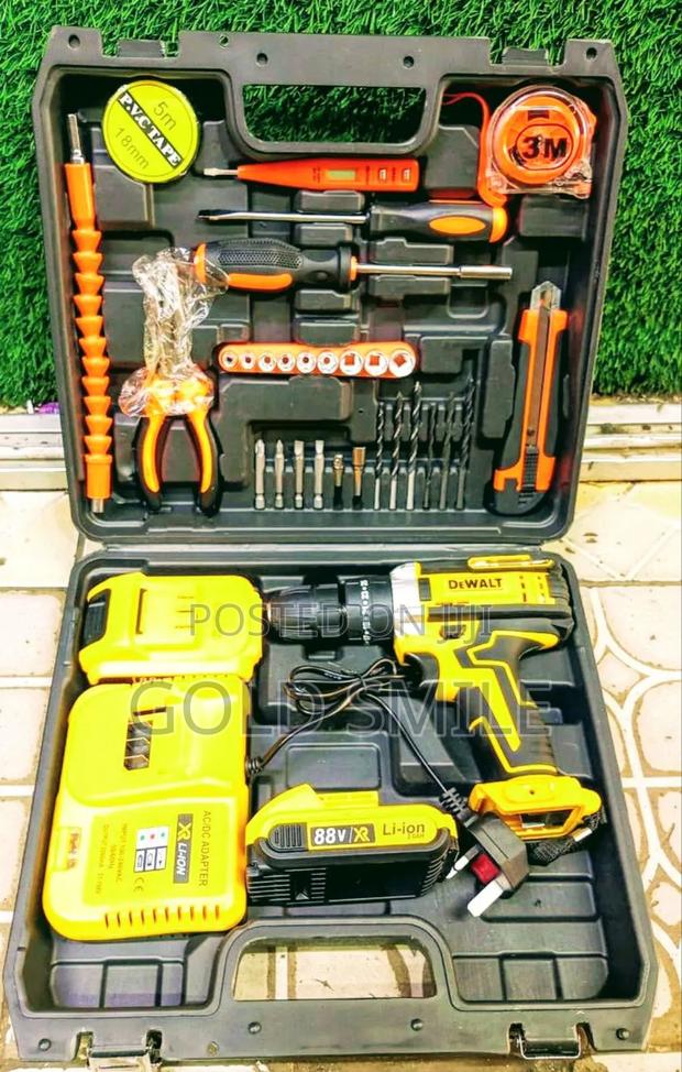 Dewalt Cordless Drill Set/ 88 v Drill Set
