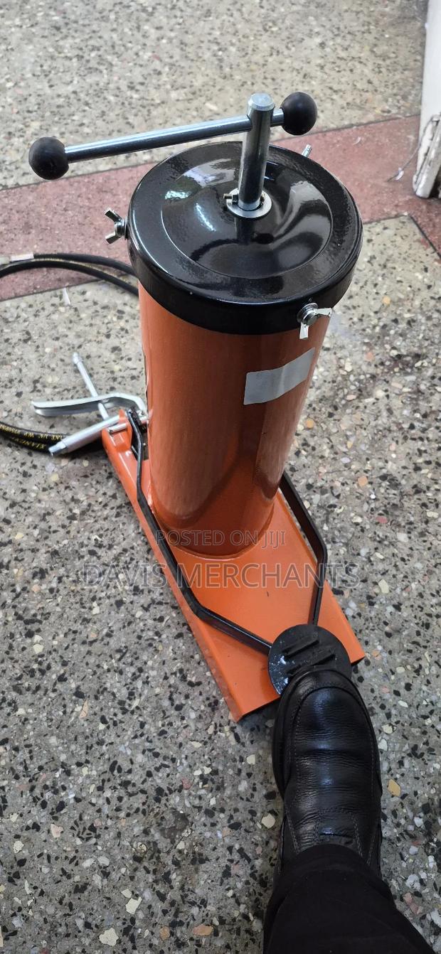 Foot Grease Bucket With 10kg Capacity