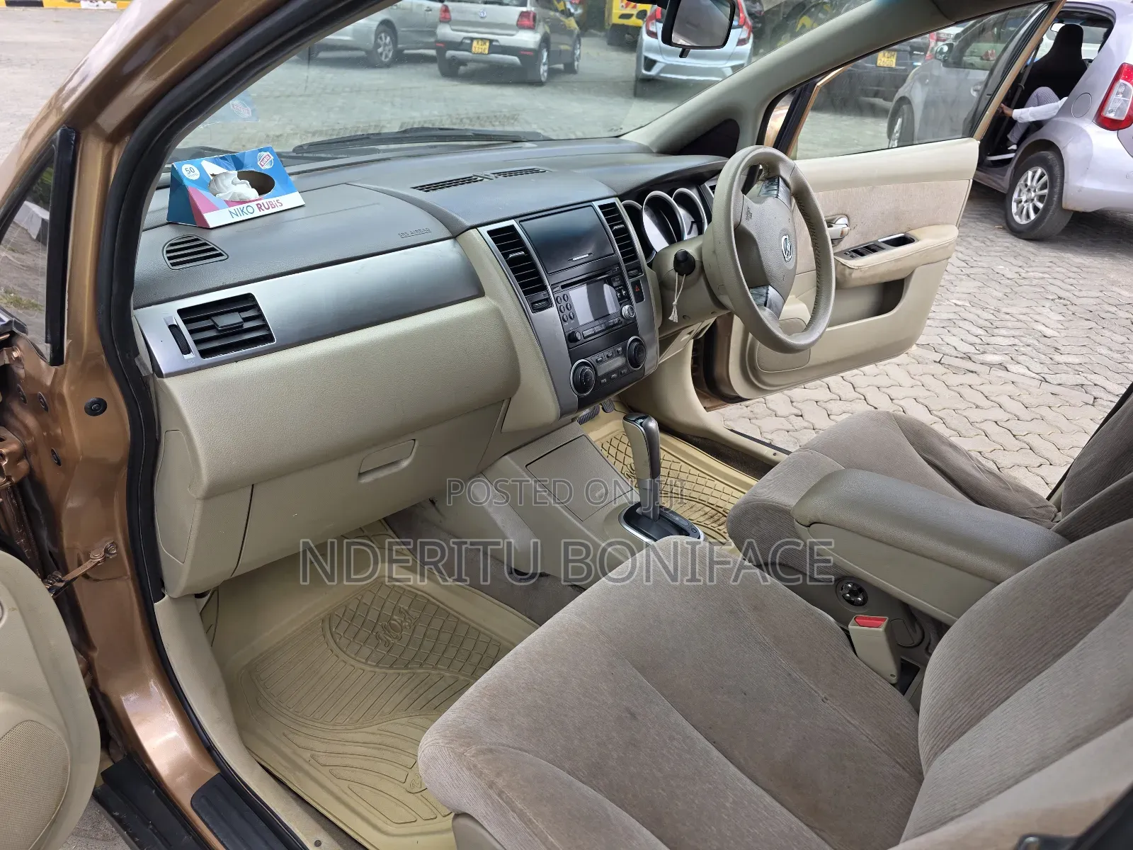 Nissan Tiida 2010 Gold