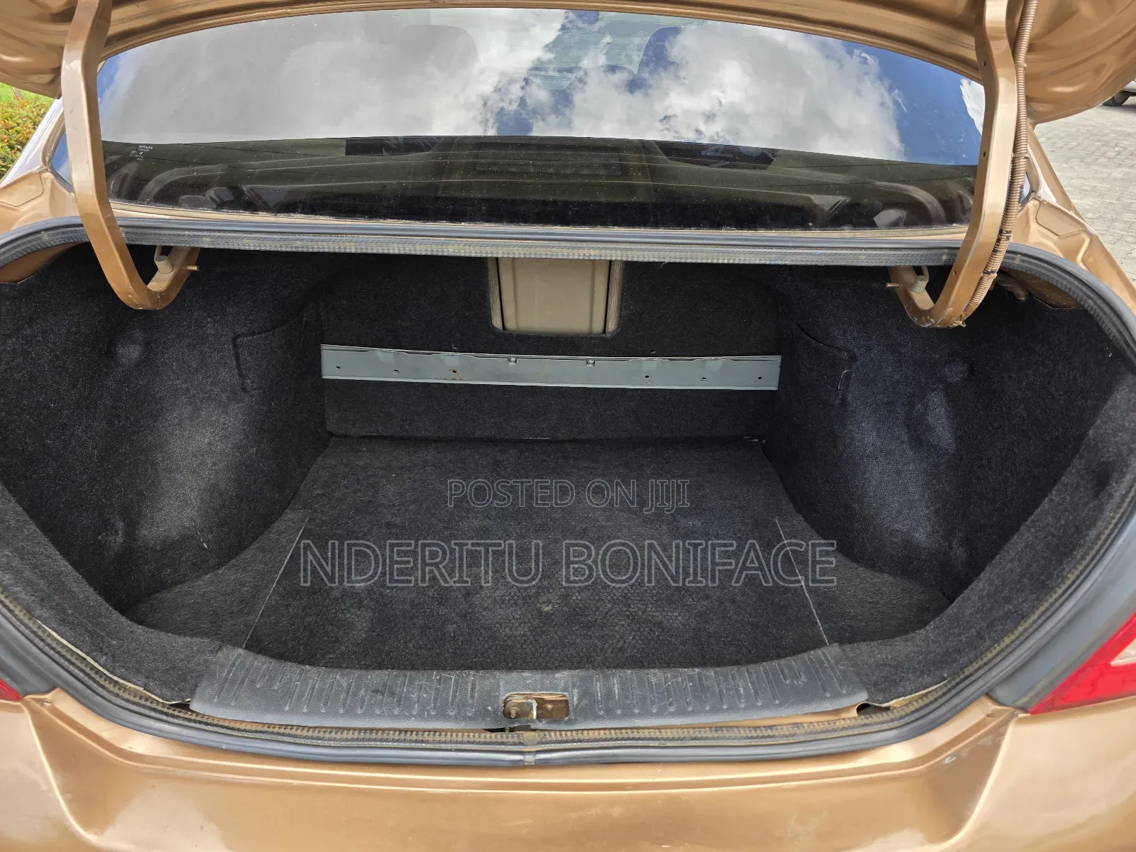 Nissan Tiida 2010 Gold