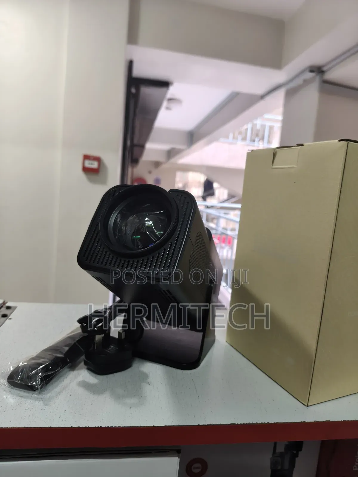 Built-in Wifi Bluetooth Smart Projector Hdmi Usb 200 Inch Display
