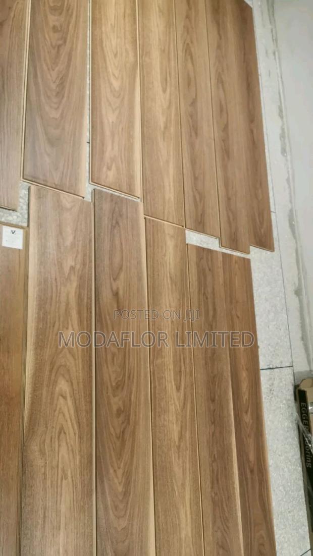 Wood Style Laminate Flooring for Clean and Modern Interior Spaces