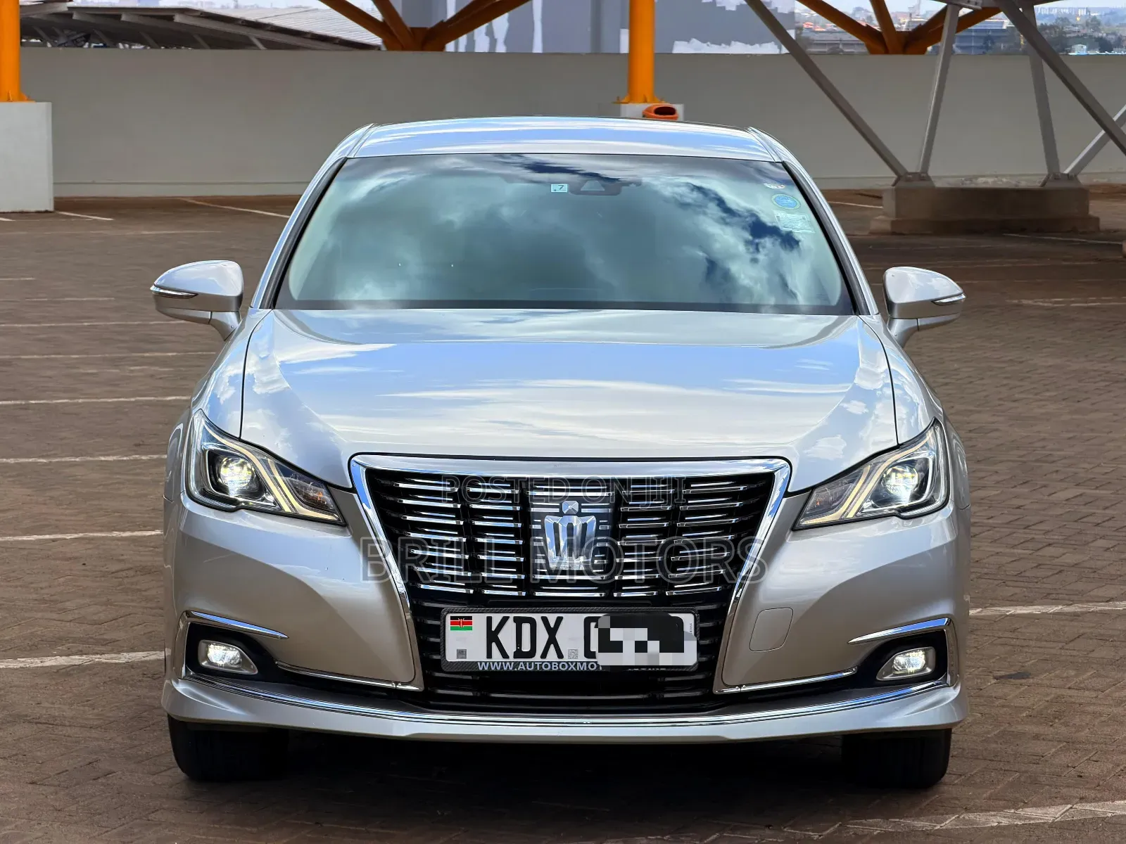 Toyota Crown 2017 Silver