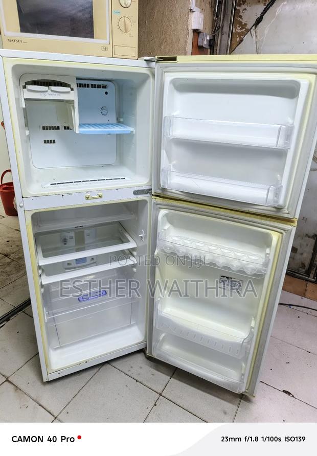 White Samsung Fridge With Yellow Handle 300 Litres - thumbnail 3
