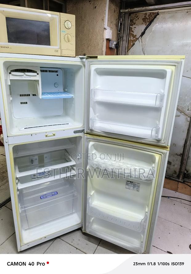 White Samsung Fridge With Yellow Handle 300 Litres - thumbnail 4