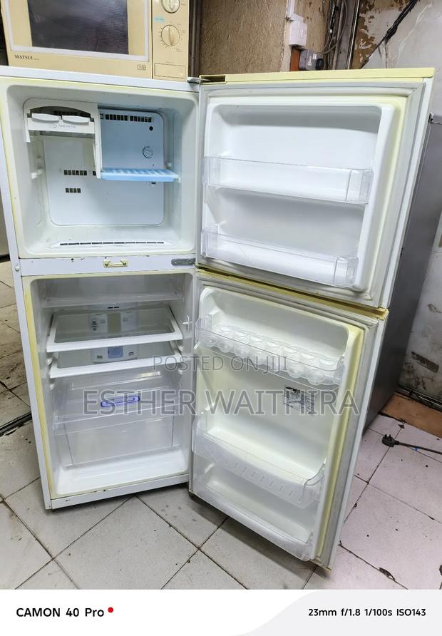 White Samsung Fridge With Yellow Handle 300 Litres - thumbnail 5