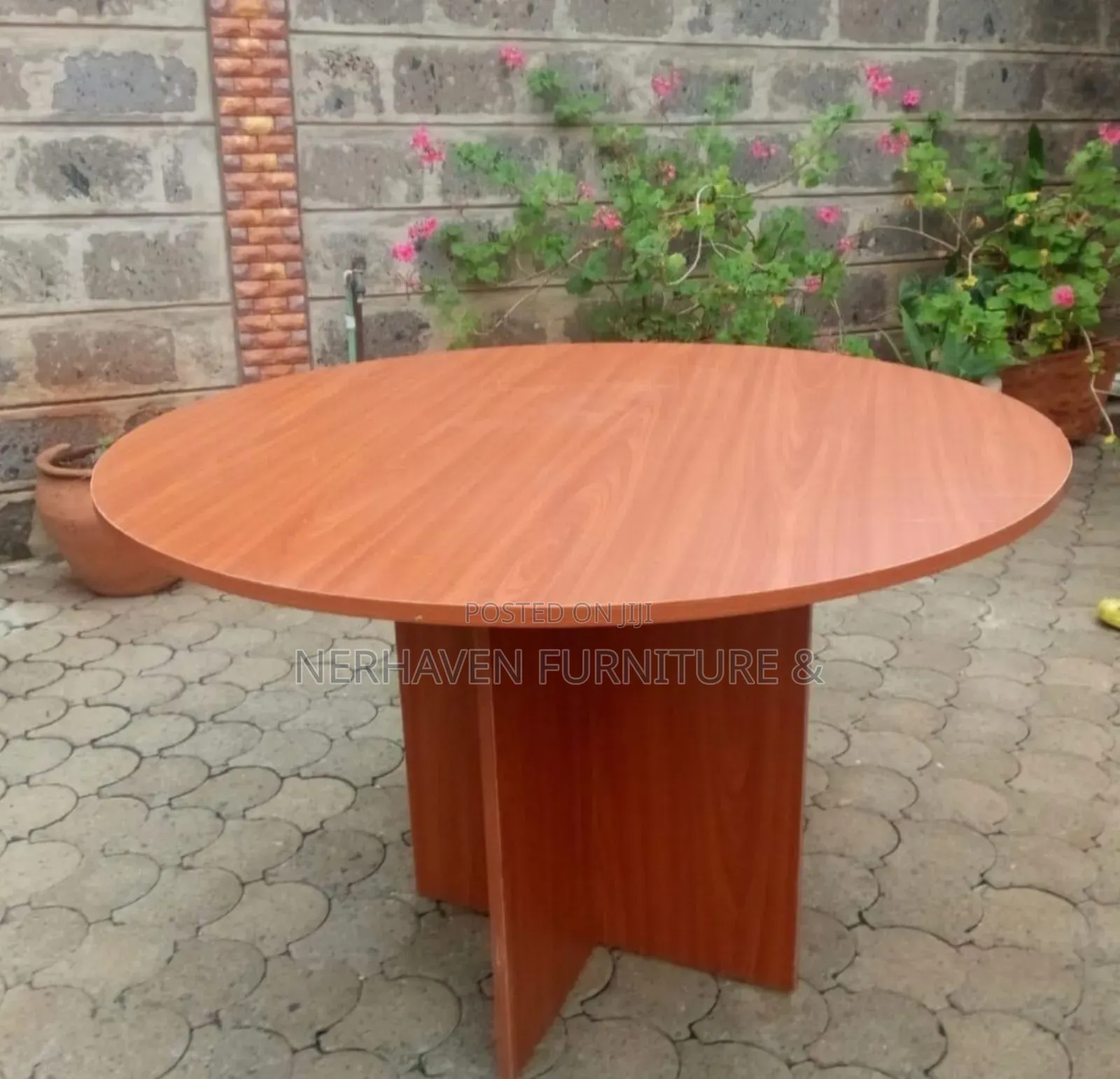 Round Office Meeting Table – Modern Conference Desk
