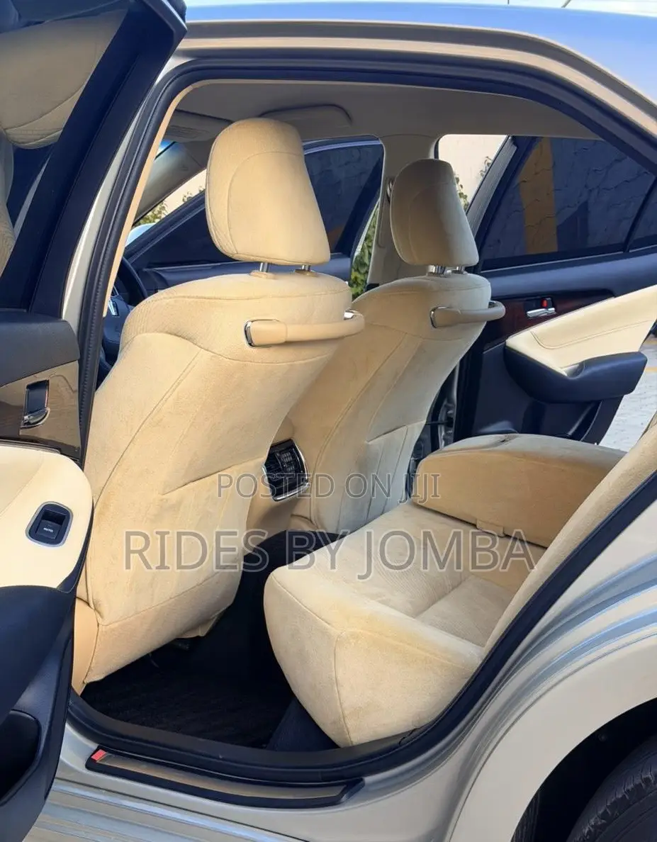 Toyota Crown 2017 Silver