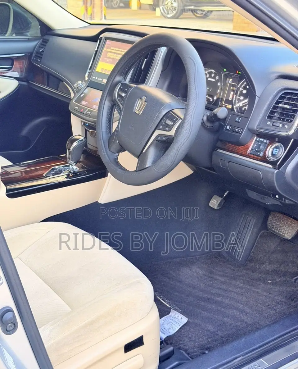 Toyota Crown 2017 Silver