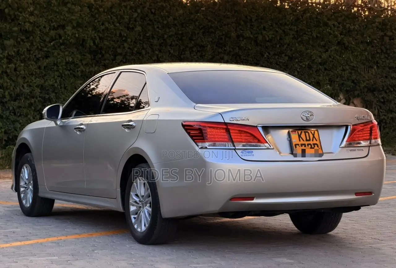 Toyota Crown 2017 Silver