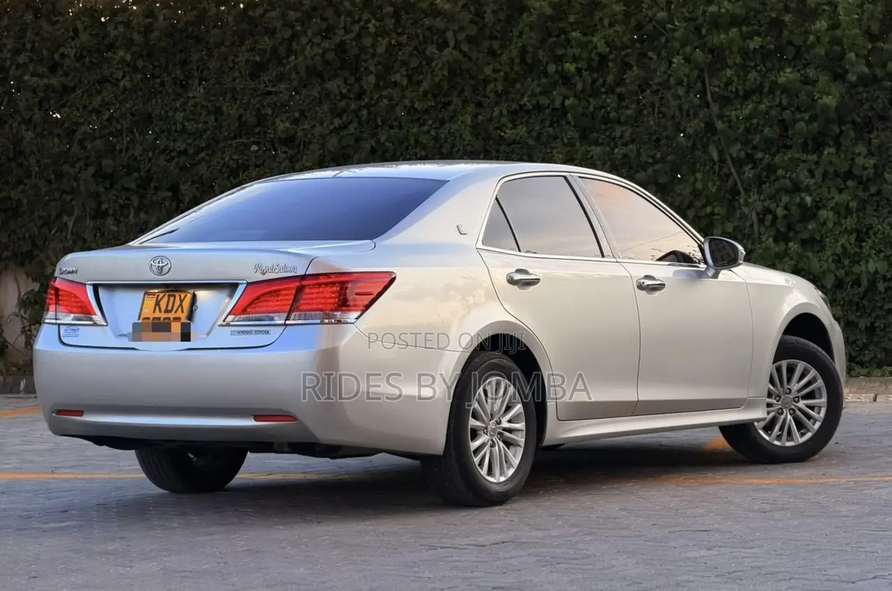 Toyota Crown 2017 Silver