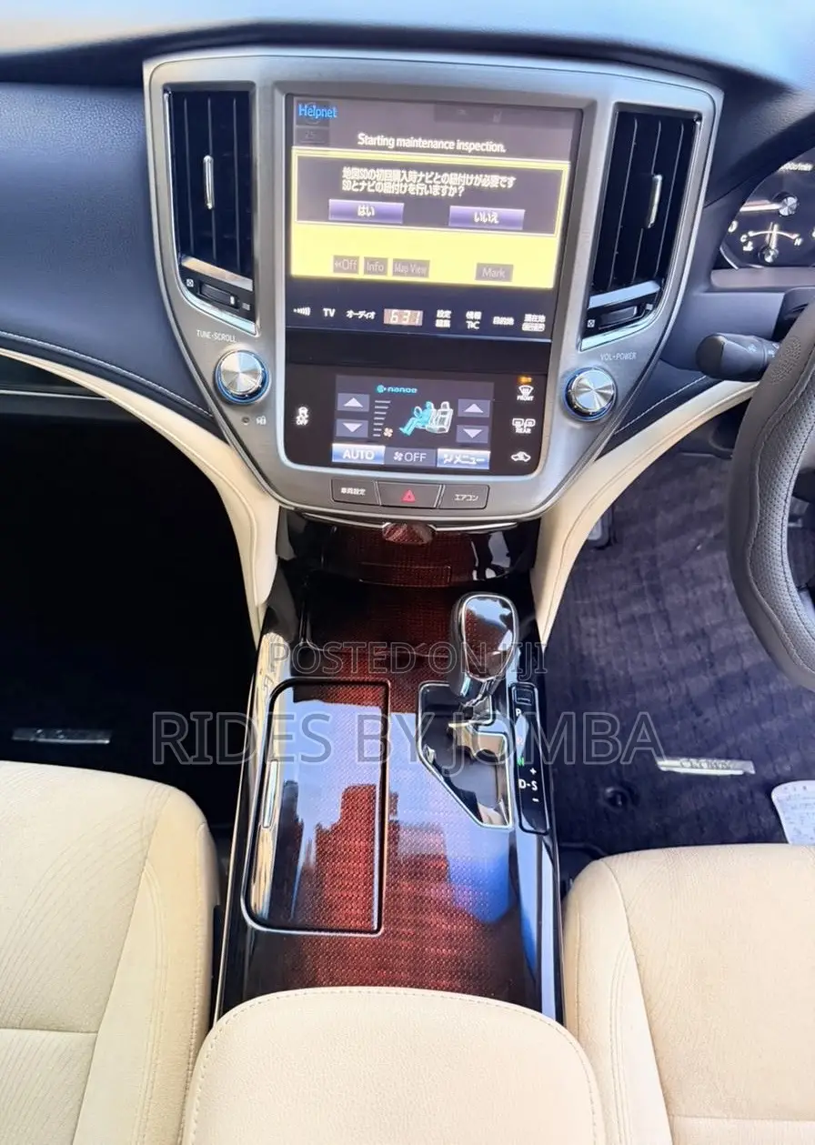 Toyota Crown 2017 Silver