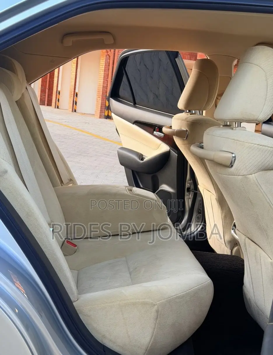 Toyota Crown 2017 Silver