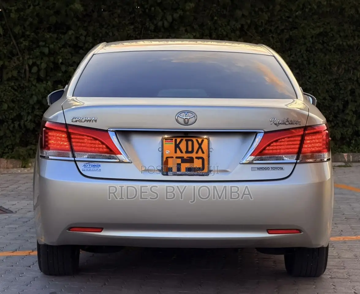 Toyota Crown 2017 Silver