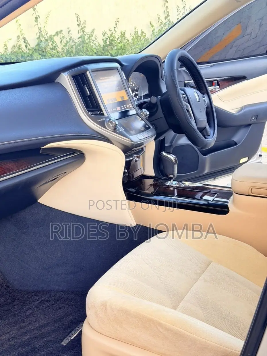 Toyota Crown 2017 Silver