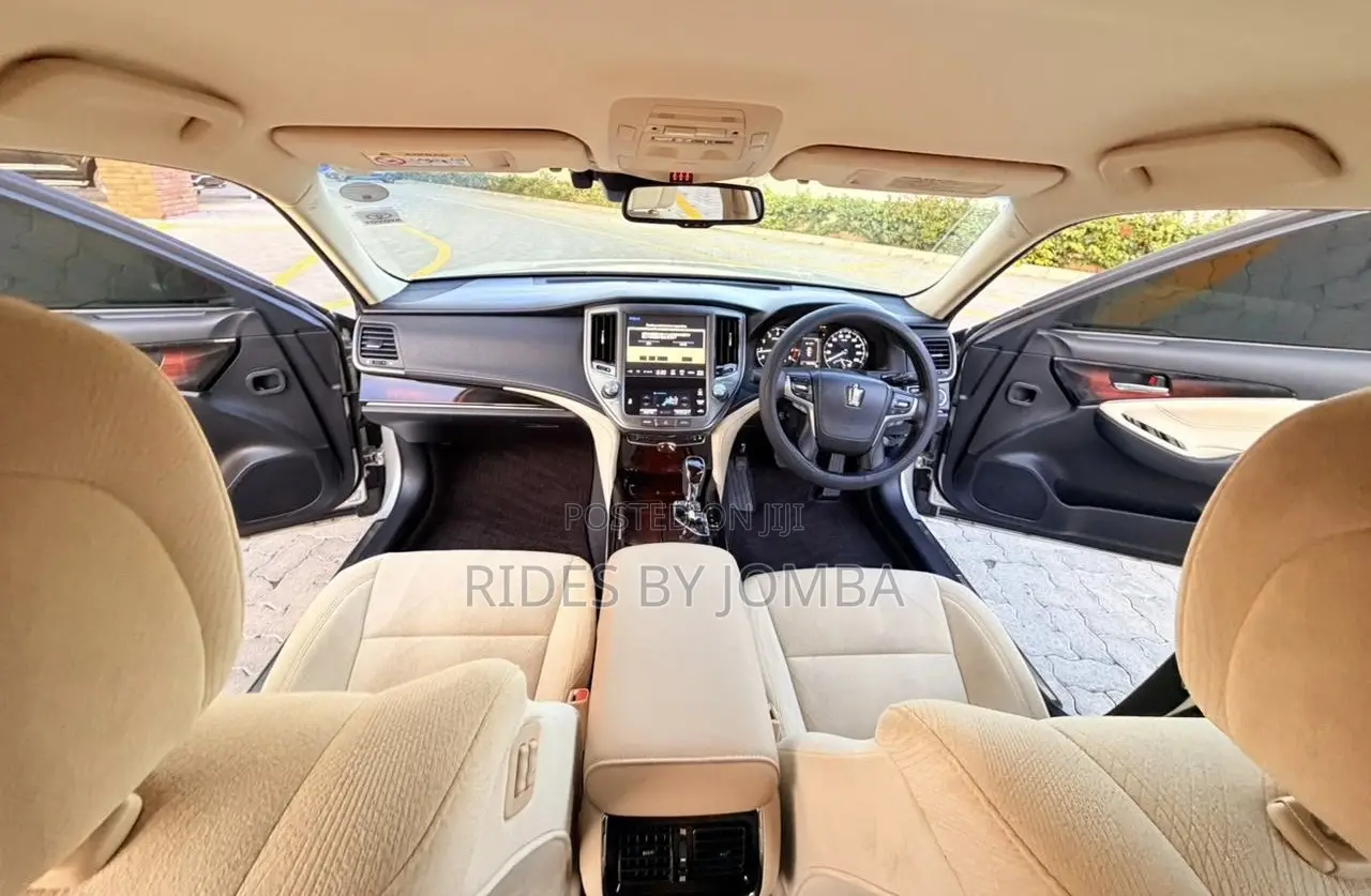 Toyota Crown 2017 Silver