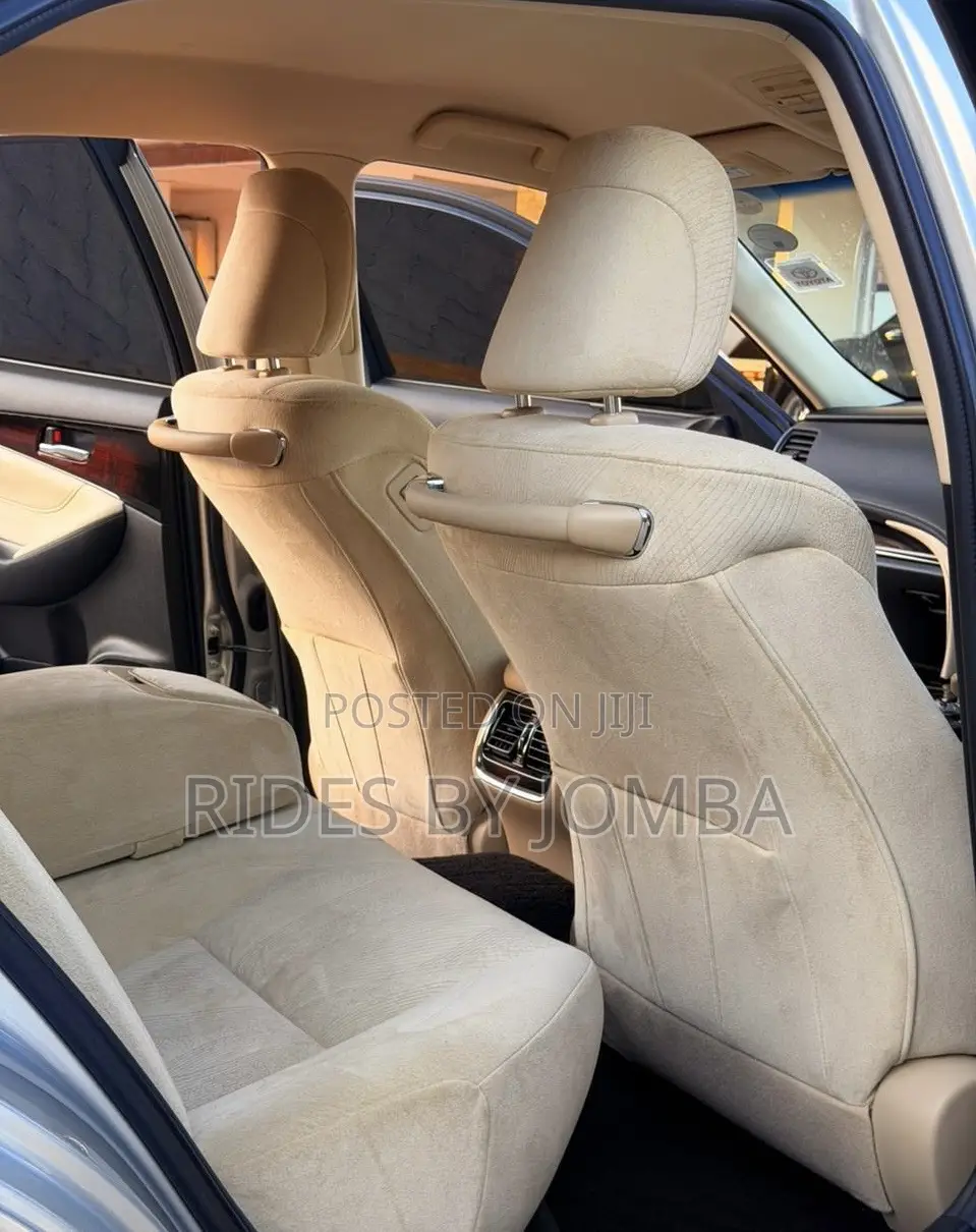 Toyota Crown 2017 Silver