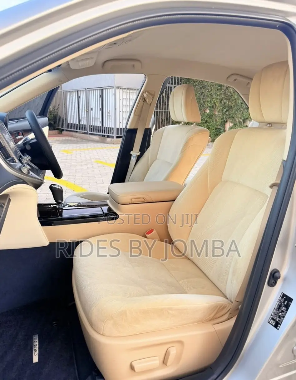 Toyota Crown 2017 Silver