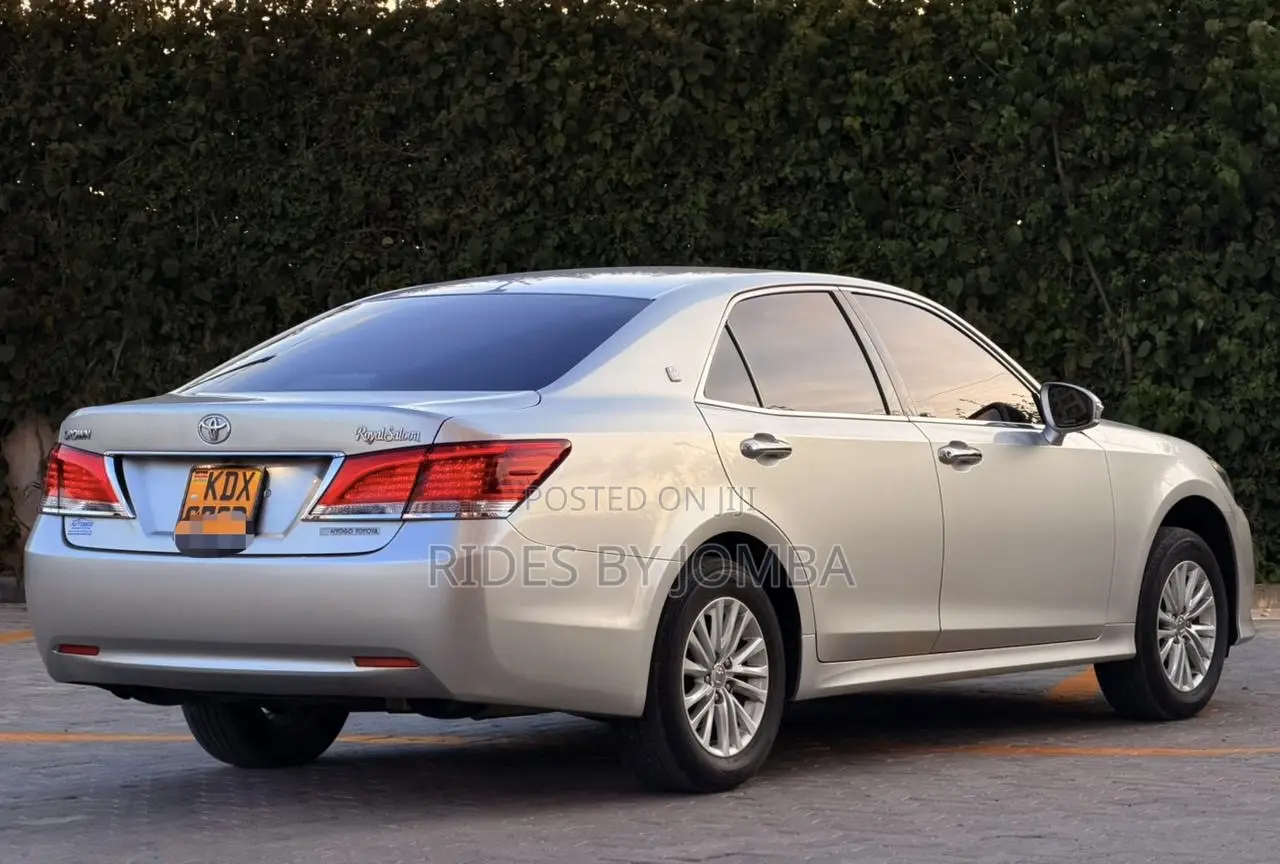 Toyota Crown 2017 Silver