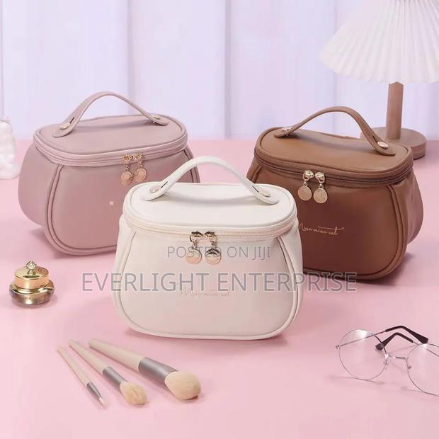 Portable Makeup Bag Large Size With Handle for Traveling - thumbnail 2