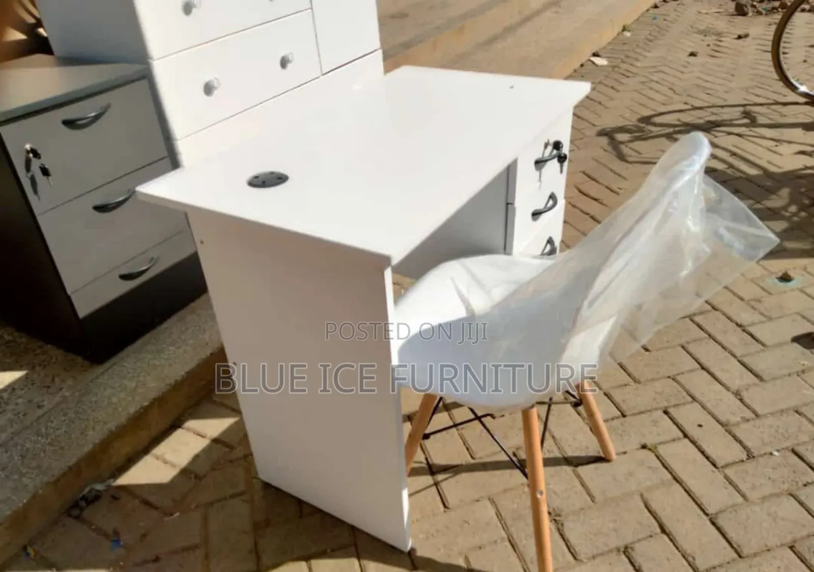 Prime Office Desk With White Eames Chair