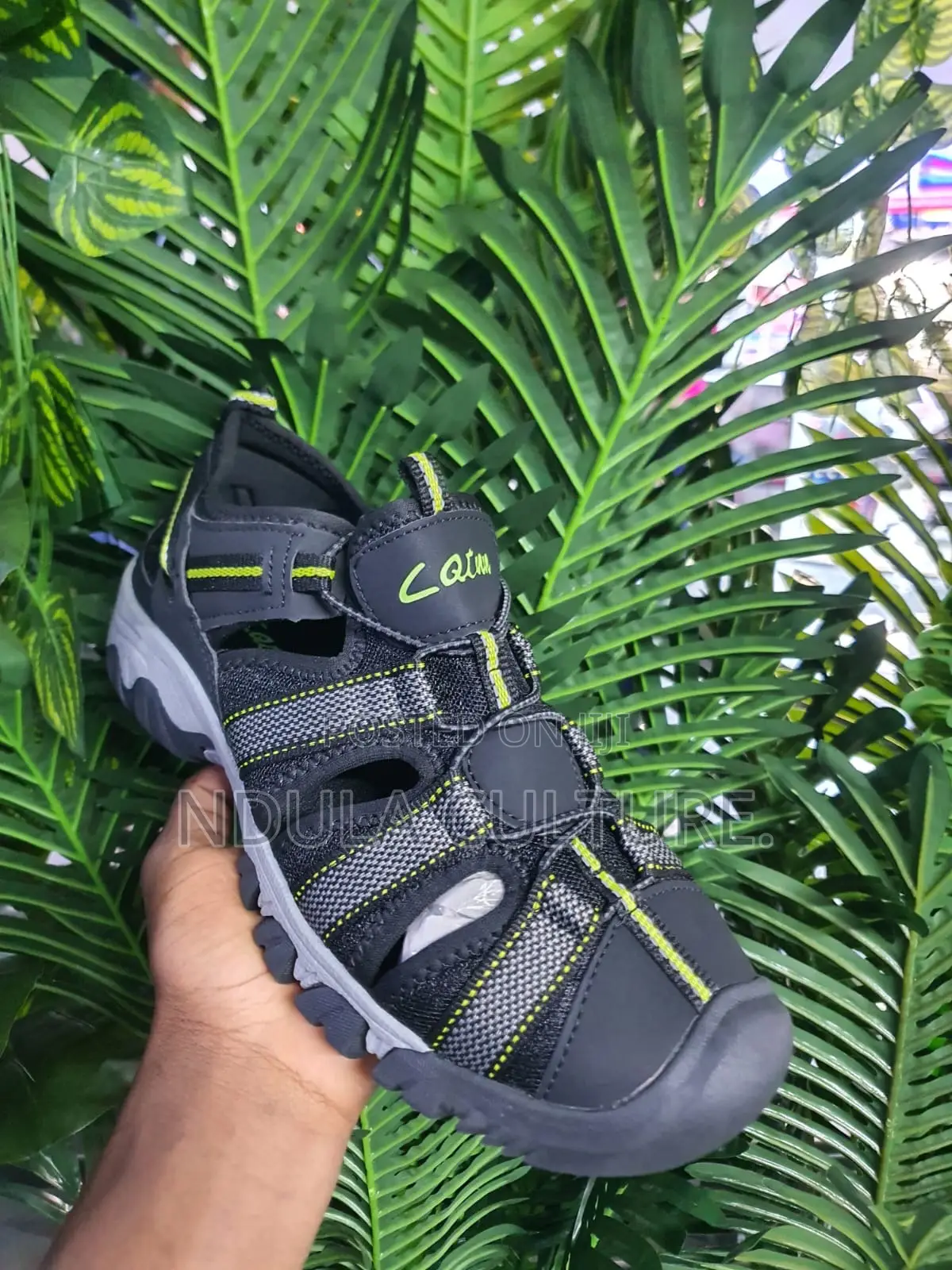 Catrn Closed Toe Hiking Sandals