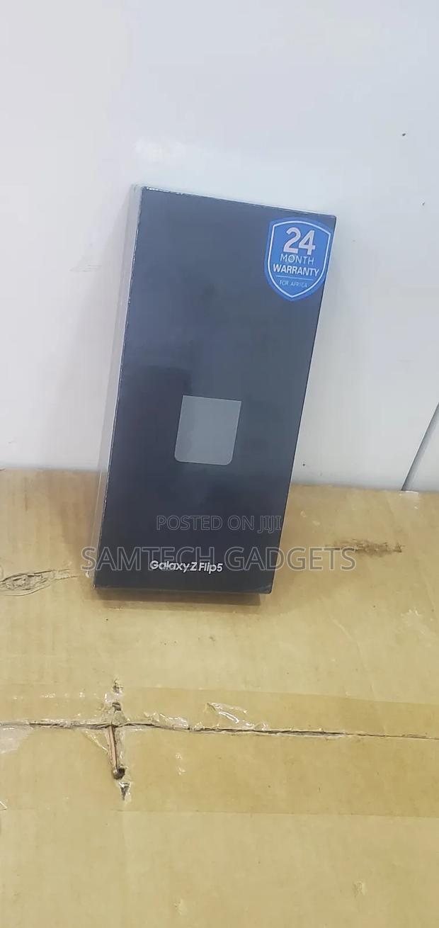 New Samsung Galaxy Z Flip 5 256 GB Black - thumbnail 2