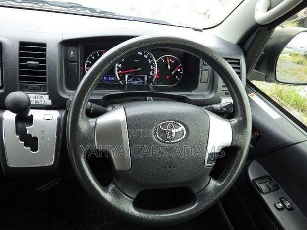 Toyota HiAce 2018 White - thumbnail 7