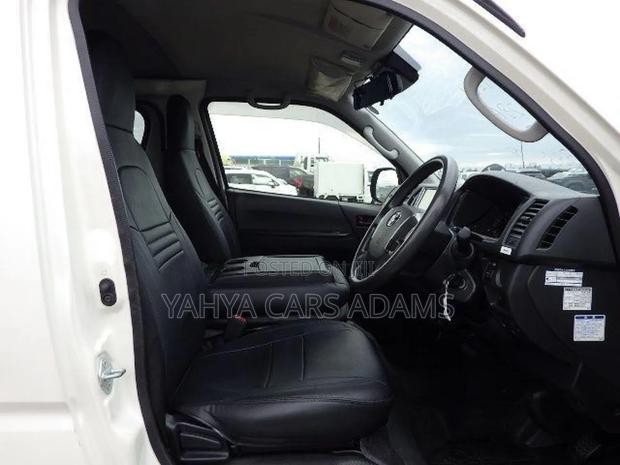 Toyota HiAce 2018 White - thumbnail 8