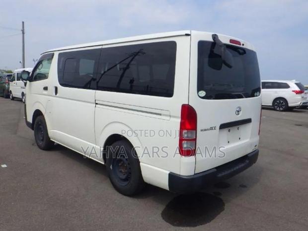 Toyota HiAce 2018 White - thumbnail 2