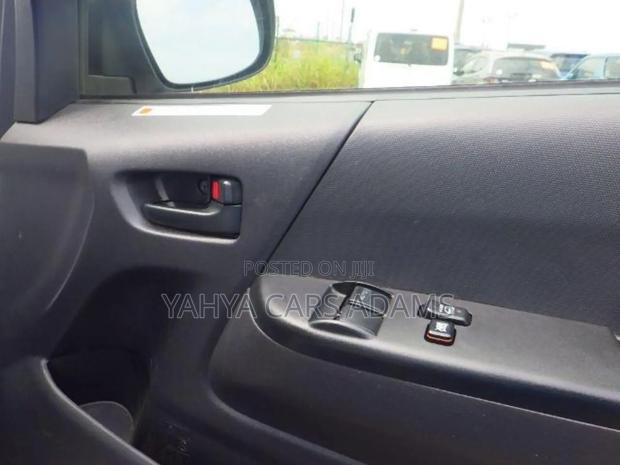 Toyota HiAce 2018 White - thumbnail 5