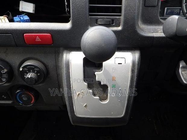 Toyota HiAce 2018 White - thumbnail 5