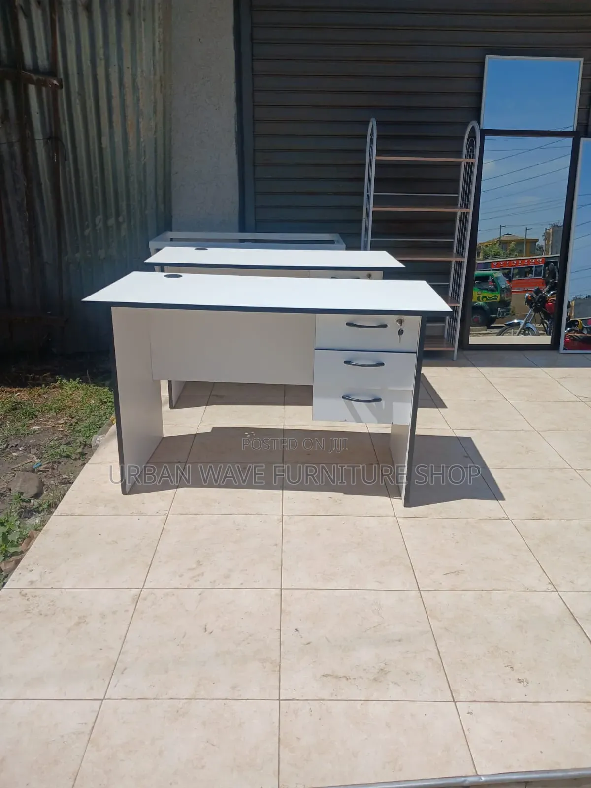 White Black Lipping Desk