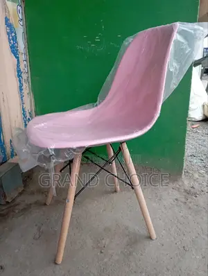 Salon Eames Plastic Chair