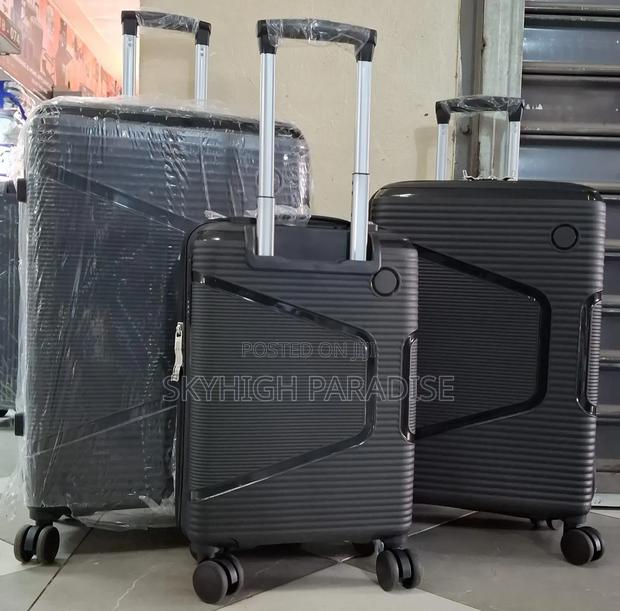 *3 in 1 Unbreakable Pp Suitcases
Zipper Closure Frame.
