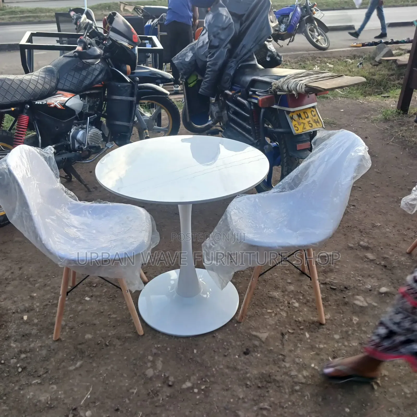 Mable Top Round Table