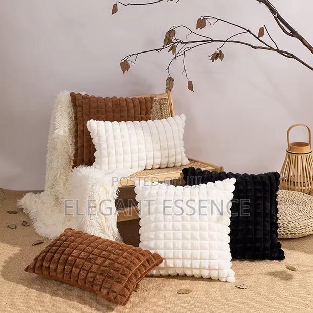 Quality Faux Blanket With Two Throw Pillow Cases - thumbnail 3