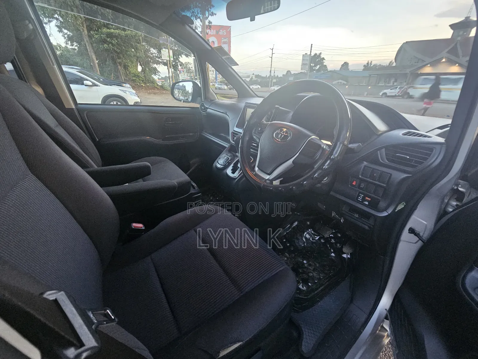 Toyota Voxy 2017 Silver