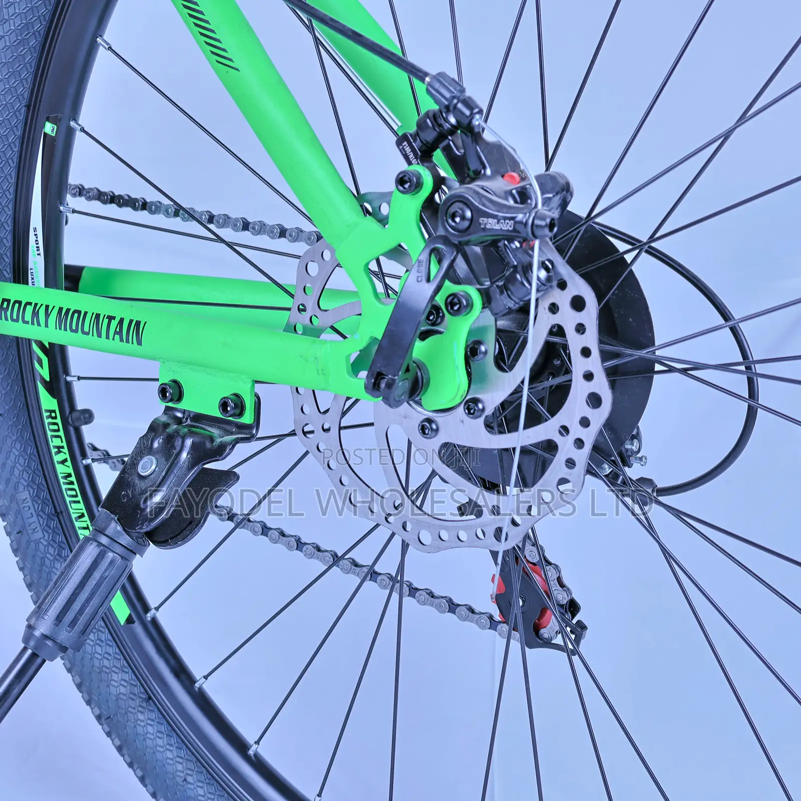 Rocky 26" Mountain Bike - 21sp Suspension Bicycle With Mudguards