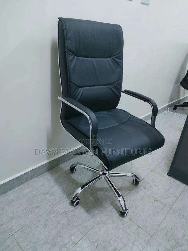 Black Mesh-Back Swivel Chair - thumbnail 2