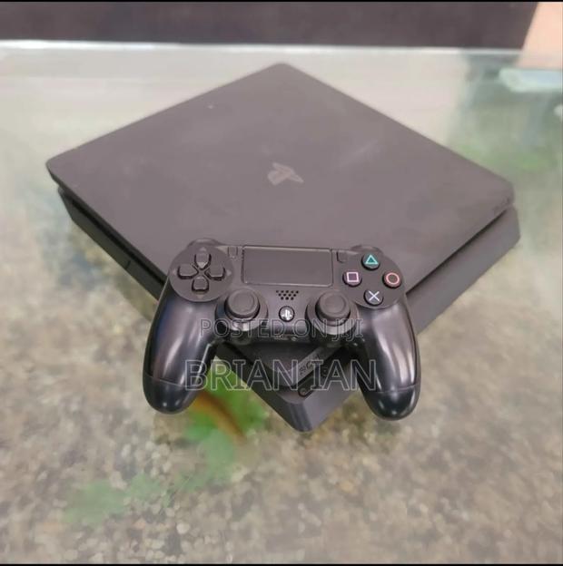 Playstation 4 Slim Chipped Comes With 1 Cintroller
