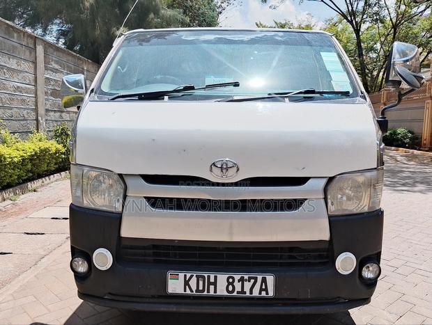 Toyota HiAce 2014 White - main view