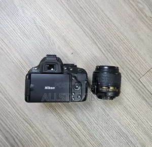 Nikon D5100 + 18-55mm Kit Lens